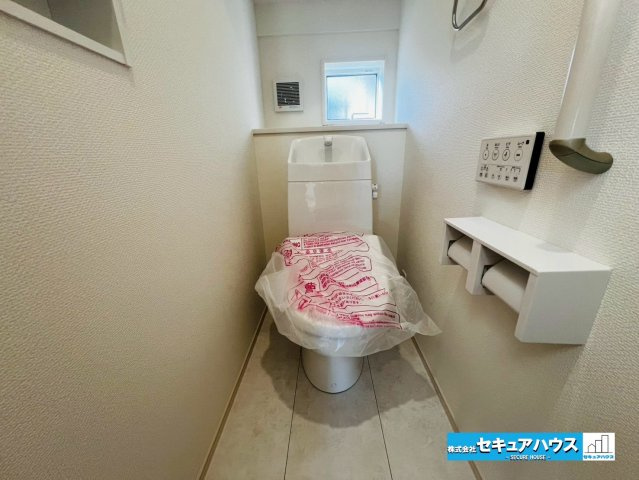 【本日ご案内可能】豊明市二村台7丁目　全2棟のトイレ|【高機能トイレ】　　　　　　　　　
◆高機能トイレの多くは便器のフタの開閉が自動であり、使用後に手動で水を流す面倒もなく非常に便利です。スタイリッシュな見た目で、お掃除しやすく、節水効果が高いです。　