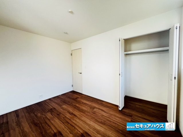 【本日ご案内可能】豊明市二村台7丁目　全2棟の洋室|【洋室　1号棟】
◆お子様のお部屋や主寝室、来客時の宿泊室、趣味のお部屋としてもご利用いただけます♪
◆全居室収納付きの為、各居室ごとにお洋服や荷物をしまうことができる収納豊富なお家です　　　　　　　