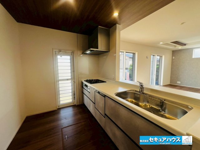 【本日ご案内可能】豊明市二村台7丁目　全2棟のキッチン|【キッチン】　　　　　
◆対面式キッチンの為、リビングで遊ぶお子様の様子やテレビを見ながら料理することができます。
◆キッチンの窓は調理中のニオイや煙、熱気を効率的に排出できる高い換気能力があります。