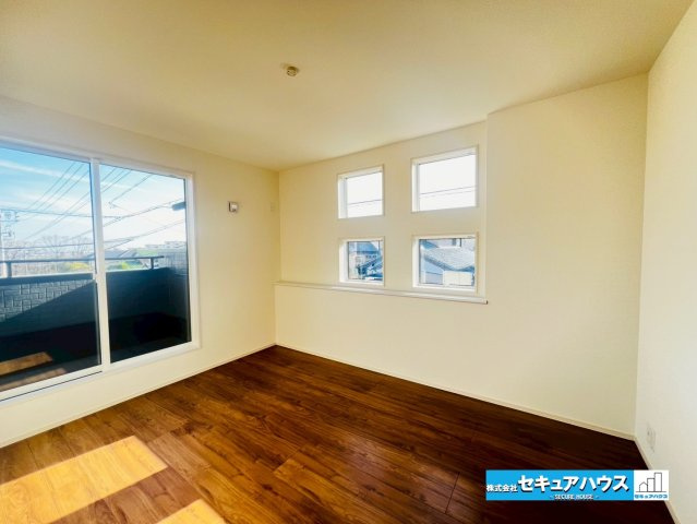【本日ご案内可能】豊明市二村台7丁目　全2棟の洋室|【洋室6.21帖】
◆家族一人ひとりの大切なプライベート空間。趣味に合わせて使って頂けるようシンプルに仕上げてあります。暮らし心地を大きく左右する収納を、適材適所に配置し使い勝手を考慮しました。　　　