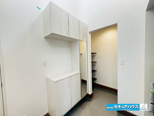 【本日ご案内可能】豊明市二村台7丁目　全2棟の玄関|【玄関】　　　　　　
◆吹抜付きの玄関は明るく、通風も良好です。
◆土間収納付きの為、ベビーカーやゴルフバッグ等も収納できます。玄関周りがスッキリと片付きます。
◆ダブルロックキーで防犯面も安心です。