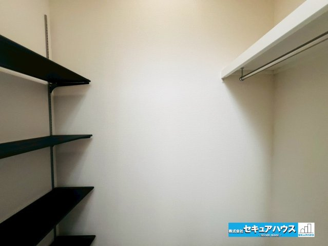 【本日ご案内可能】豊明市二村台7丁目　全2棟の収納|【シューズインクローゼット】　　　
◆可動式の棚の為、靴の高さやペットの用具等物によって高さを変えることが可能です。
◆ハンガーパイプも付いているため、クローゼット内でかさばるアウターも収納できます。