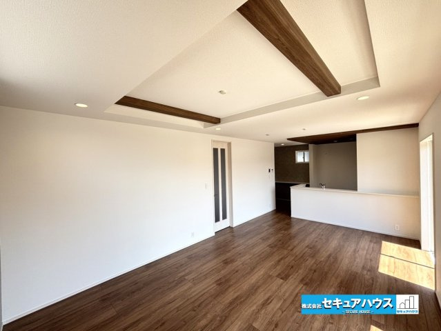【本日ご案内可能】豊明市二村台7丁目　全2棟の居間・リビング|【LDK　1号棟】
◆通学から帰宅し、リビングルームで会話を楽しむ子ども達。リビングから臨む景色は太陽色に染まり、解放感溢れゆったりとしたひと時を過ごすことが出来る素敵な空間です。　　　　　　　　　　