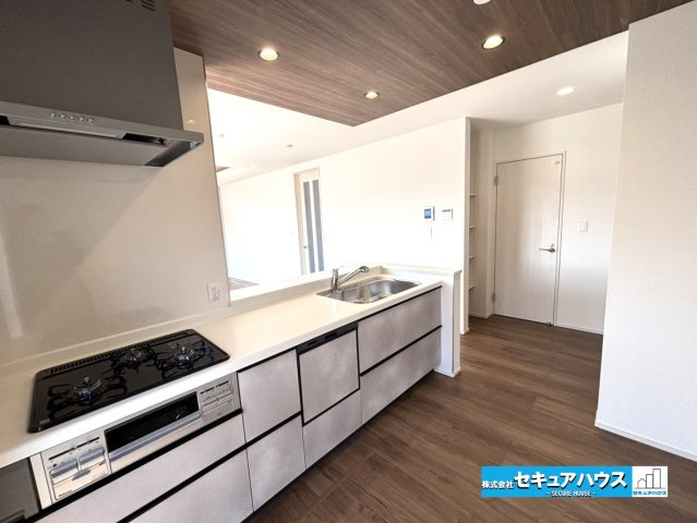 【本日ご案内可能】豊明市二村台7丁目　全2棟のキッチン|【キッチン　1号棟】
◆同時にたくさんの料理が調理できる3口コンロ。「焼く・蒸す・煮る」の工程を同時進行で進めることができるので、料理を素早く作ることができます。育児でバタバタ忙しいママに嬉しい♪　　
