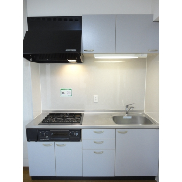 E.POPULARのキッチン|3口コンロ・グリル付きの使いやすいシステムキッチンです♪
