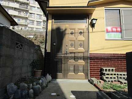 広島市東区山根町の玄関