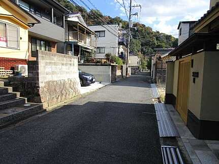 広島市東区山根町の前面道路含む現地写真