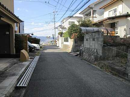 広島市東区山根町の前面道路含む現地写真