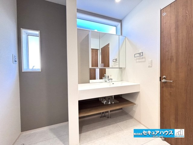 【今からご案内可能】豊明市二村台7丁目　全2棟の独立洗面台|【洗面台】
◆鏡の裏にはたっぷりと収納スペースを標準装備！
◆電源を付属しているのでドライヤーなど利用できます。
◆お洒落なデザインで清潔感を保ちやすいフルフラットカウンターのオープンサニタリーです♪