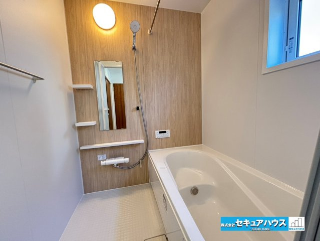 【今からご案内可能】豊明市二村台7丁目　全2棟の浴室|【浴室】　
◆アクセントパネルで落ち着きのある雰囲気を演出します。毎日の疲れを癒やすバスタイムをお楽しみ下さい！
◆窓付きで、カビの繁殖を抑える効果があります。
◆追い炊き機能を備えたオートバスです。