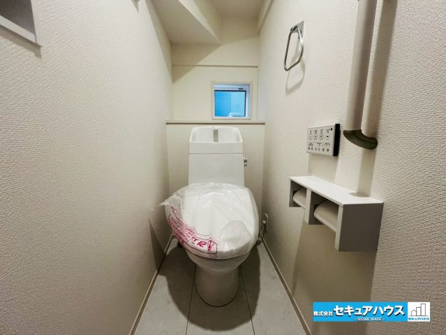 【今からご案内可能】豊明市二村台7丁目　全2棟のトイレ|【高機能トイレ】
◆高機能トイレの多くは便器のフタの開閉が自動であり、使用後に手動で水を流す面倒もなく非常に便利です。スタイリッシュな見た目で、お掃除しやすく、節水効果が高いです。　　　　　　　　　　