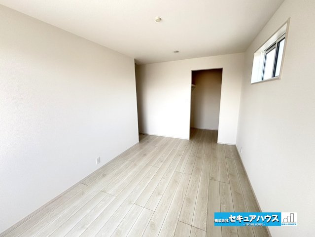 【今からご案内可能】豊明市二村台7丁目　全2棟の洋室|【洋室7.125帖】
◆広々とした居住空間は日々の暮らしを彩り、心のやすらぎと満足感を与えてくれます。通風と採光を考慮した設計は子供たちはのびのび育ち、家族でくつろぎと団らんを生み出します。　　　　　