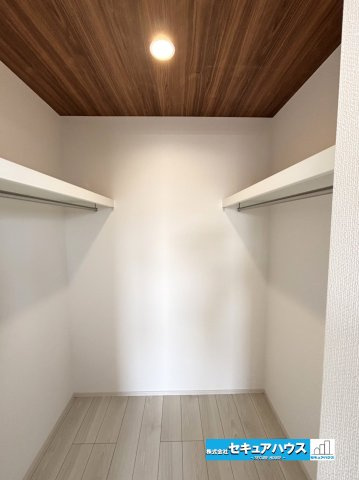 【今からご案内可能】豊明市二村台7丁目　全2棟の収納|【ウォークインクローゼット】　　　　
◆お洋服はもちろん、キャリーバッグやゴルフバッグ等も収納できます。
◆扉がないことにより通気性が高いです。また、奥行きが出るため広さを感じることができる設計です。