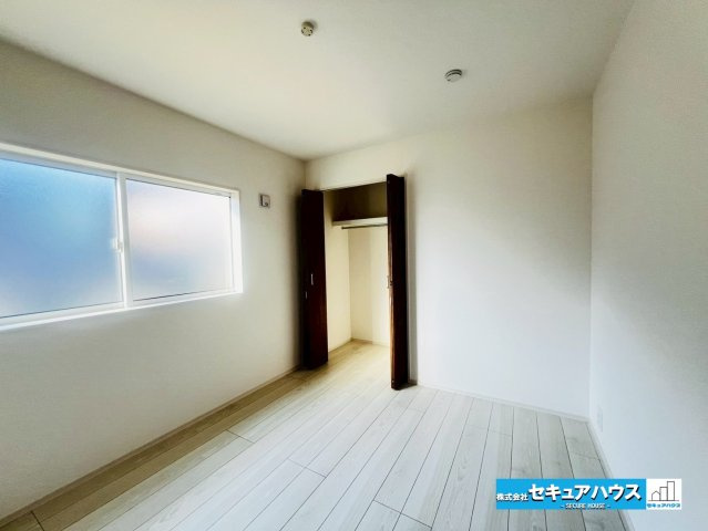 【今からご案内可能】豊明市二村台7丁目　全2棟の洋室|【洋室5.25帖】　　
◆家族一人ひとりの大切なプライベート空間。趣味に合わせて使って頂けるようシンプルに仕上げてあります。暮らし心地を大きく左右する収納を、適材適所に配置し使い勝手を考慮しました。　