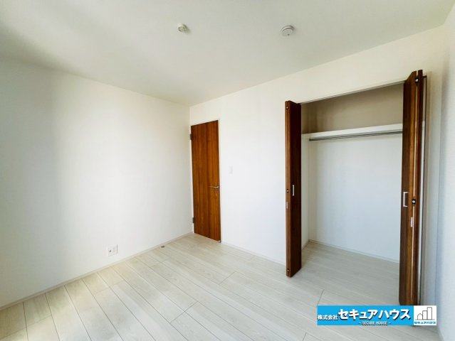 【今からご案内可能】豊明市二村台7丁目　全2棟の洋室|【洋室5.25帖】　　
◆お子様のお部屋や主寝室、来客時の宿泊室、趣味のお部屋としてもご利用いただけます♪
◆全居室収納付きの為、各居室ごとにお洋服や荷物をしまうことができる収納豊富なお家です。　　　