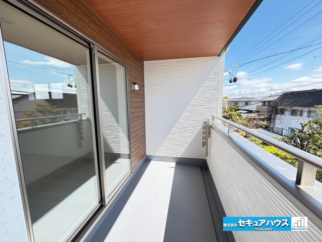 【今からご案内可能】豊明市二村台7丁目　全2棟のバルコニー|【バルコニー】　　　　
◆南向きのバルコニーは見晴らしもよく、太陽の温かな温もりをめいっぱい受け止めてくれます。そのため洗濯物がすぐに乾きます♪
◆2つのお部屋から外に出られる２WAYバルコニーです。