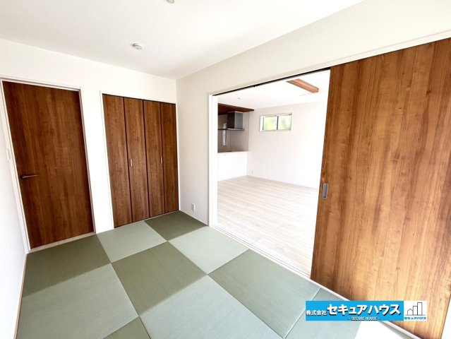 【今からご案内可能】豊明市二村台7丁目　全2棟の和室|【和室5帖】
◆リビングに続く和室は寝転がるスペースやお子様の遊び場として活躍します。扉を開ければ開放感が増し、来客時は扉を閉めて居室として利用することもできます。
◆収納付な点も嬉しいポイントです。
