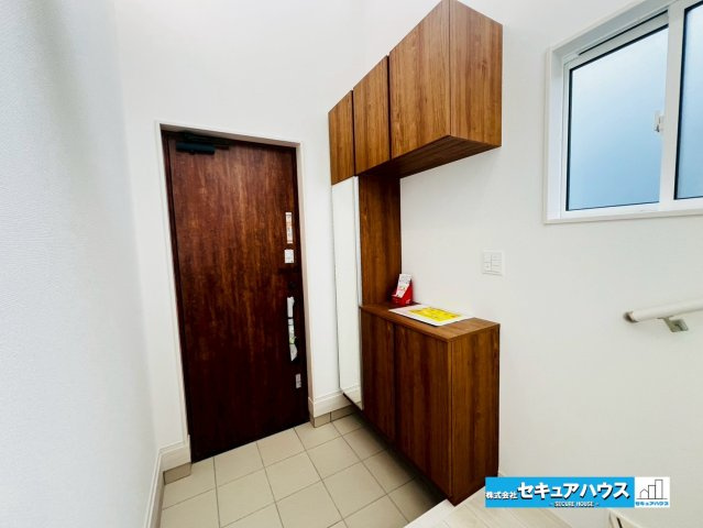 【今からご案内可能】豊明市二村台7丁目　全2棟の玄関|【玄関】
◆採光・通風にも配慮された設計で毎日明るい空間をキープします♪
◆収納力の高いシューズボックス付きです。玄関周りがスッキリと片付きます。
◆ダブルロックキーで防犯面も安心です。　　　　　　　