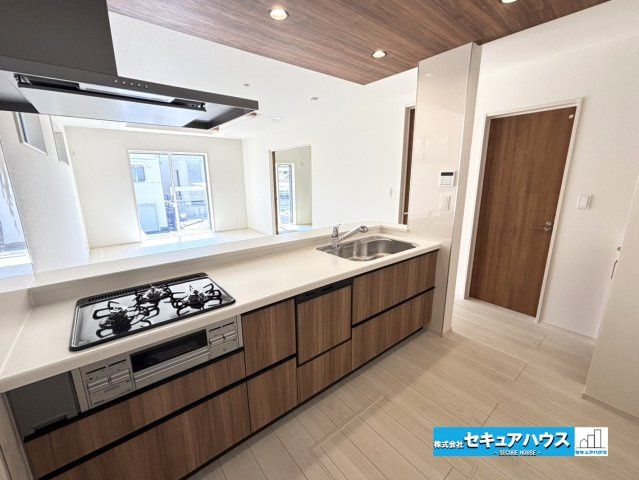 【今からご案内可能】豊明市二村台7丁目　全2棟のキッチン|【キッチン】
◆対面式キッチンの為、リビングで遊ぶお子様の様子やテレビを見ながら料理することができます。
◆キッチンの窓は調理中のニオイや煙、熱気を効率的に排出できる高い換気能力があります。　　　　