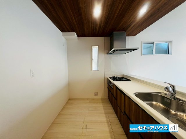 【今からご案内可能】豊明市二村台7丁目　全2棟のキッチン|【キッチン】　　　
◆広々としたキッチンスペースの為家族で並んで料理することができます。
◆床下収納には飲み物や、長期保存できる食品、紙製品・洗剤などの日用品、防犯グッズ等を入れておくことができます。