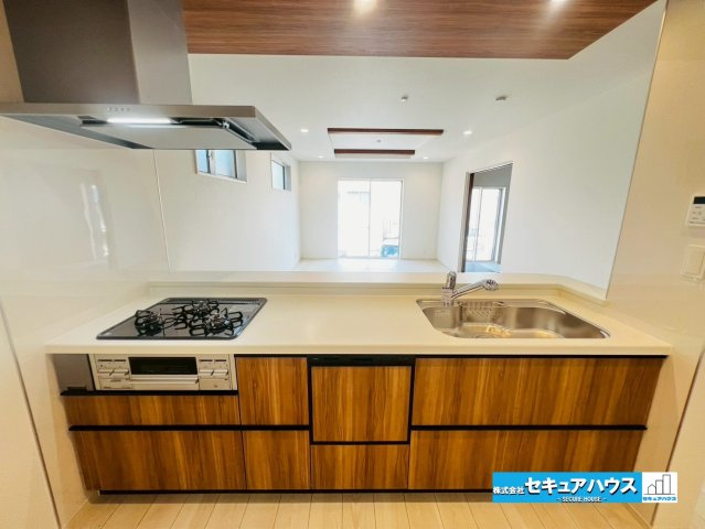 【今からご案内可能】豊明市二村台7丁目　全2棟のキッチン|【キッチン】
◆同時にたくさんの料理が調理できる3口コンロ付きです。「焼く・蒸す・煮る」の工程を同時進行で進めることができるので、料理を素早く作ることができます。育児でバタバタ忙しいママに嬉しい♪　　