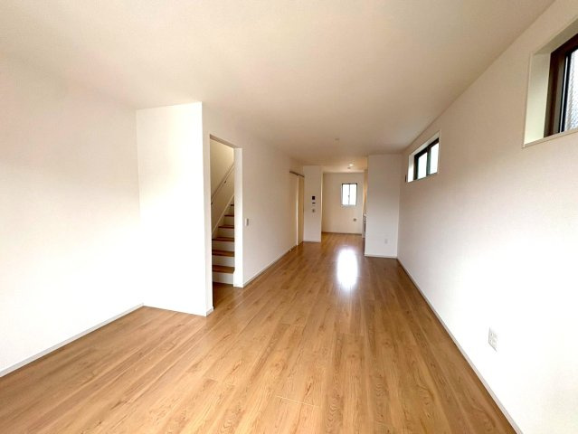 ◆２階リビング広々１８帖◆２沿線以上利用可能◆ＷＩＣ付き◆周辺環境充実◆山科区御陵荒巻町の居間・リビング|リビング