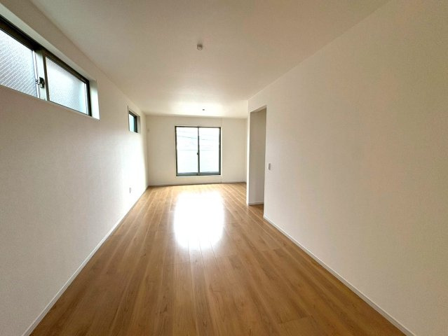 ◆２階リビング広々１８帖◆２沿線以上利用可能◆ＷＩＣ付き◆周辺環境充実◆山科区御陵荒巻町の居間・リビング|リビング