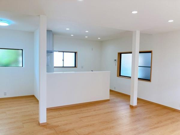 岡山市南区芳泉4丁目　リフォーム済み　中古住宅【仲介手数料無料】の居間・リビング