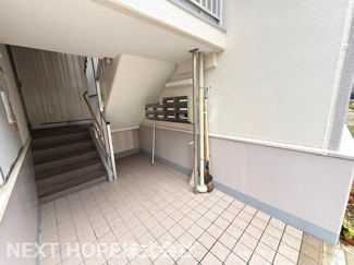 【エントランス】 | 中山五月台住宅８号棟 | エレベーターはございません。ご紹介のお部屋は２階部分です！階段での移動になります。