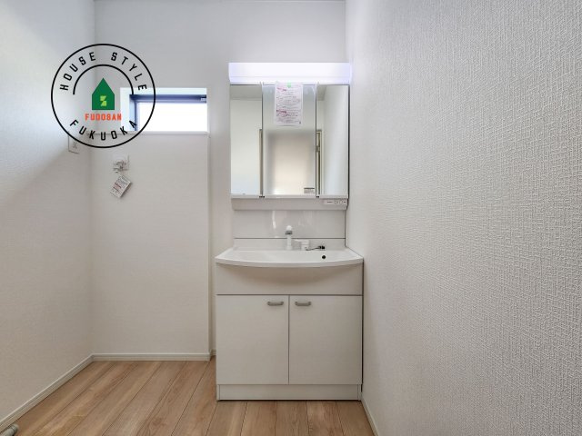 福岡市南区西長住1丁目第4-2棟（2号棟）の独立洗面台|洗面所は小さなプライベートスペース。歯磨き、洗顔と毎日施す個人空間。