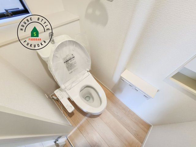 福岡市南区西長住1丁目第4-2棟（2号棟）のトイレ|トイレ・ウォシュレット付。快適で衛生的な洗浄機能付温水シャワートイレです。収納や手すりもついてます。