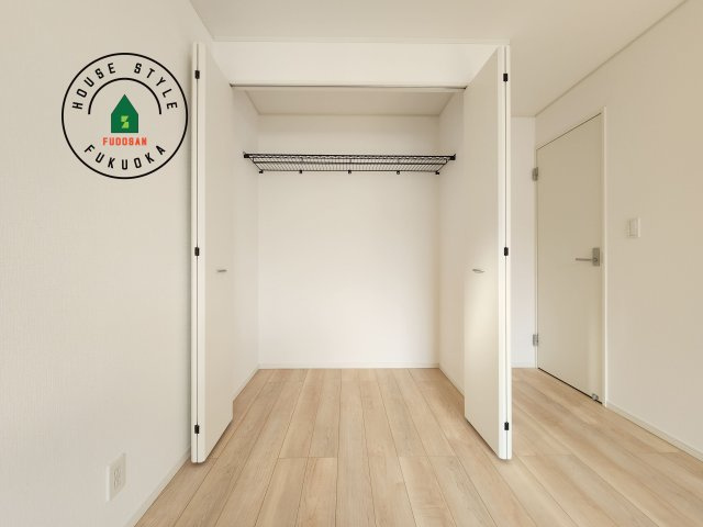 福岡市南区西長住1丁目第4-2棟（2号棟）の収納|【WIC（ウォークインクローゼット）】 たくさんの洋服をかけてもシワになりにくいウォークインクローゼット。洋服以外にも、普段使わない家電やスーツケース、ストック品など何でも片付く嬉しい空間です。