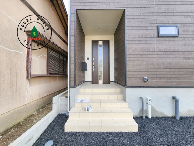 福岡市南区西長住1丁目第4-2棟（2号棟）の玄関|地盤調査済 / 玄関へ向かうまでのアプローチに漂う上質が期待感をもたせます。玄関は建物の顔。落着きを醸し出した自己主張が心に訴えてきます。