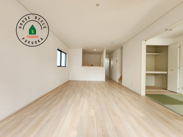 福岡市南区西長住1丁目第4-2棟（2号棟）の居間・リビング|キッチンからリビングをしっかり確認できます。家族の笑顔があふれる空間になりそうですね。