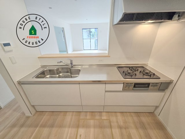 福岡市南区西長住1丁目第4-2棟（2号棟）のキッチン|忙しい朝でも家族揃って食事をしたいゆとりあるダイニングスペース。