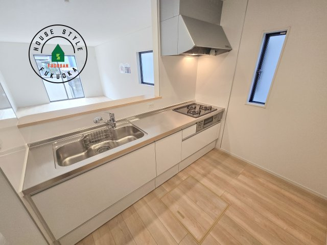 福岡市南区西長住1丁目第4-2棟（2号棟）のキッチン|カウンターキッチンなら、リビングで遊ぶ子供の様子を見ながら料理ができるので安心です。料理を運んでもらったり、子供にお手伝いしてもらいやすいのもいいですね。