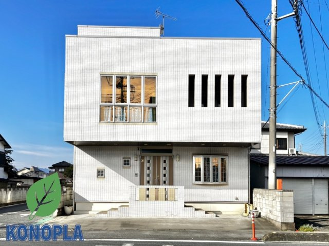 【中古戸建】児玉郡神川町大字関口の外観|■外観｜外壁のアクセントカラーがシックな外観です。シンプルなデザインでありながらも「個性」を損なわず、お客様一人ひとりの暮らし方にフィットします。