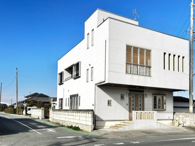 【中古戸建】児玉郡神川町大字関口の外観|■外観｜窓の配置や、爽やかな白ベースの外観が清潔感をもたらします。まっさらなキャンバスのような家にこだわりを彩って…始めよう、あなただけの豊かな暮らし( ＾＾ )