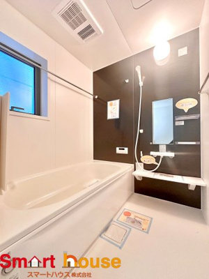 【浴室】 | 相模原市南区相南　新築1棟 | ゆとりの洗面スペースで朝の身支度も快適スムーズに。３面鏡で髪のセットやお化粧もストレスなくこなせ、朝から気分良く通勤通学に向かえそうですね！鏡の裏にはたっぷりと収納スペースを標準装備！