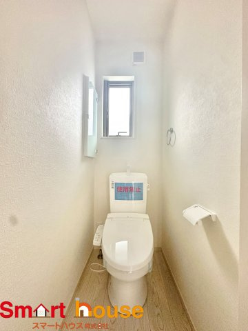 【トイレ】 | 相模原市南区相南　新築1棟 | 節水型でエコなトイレには、今では当たり前のウォシュレット付き。便座を温める機能もついていて、居心地良くてトイレから出られなくなるかも！換気用に換気扇はもちろん、窓も着いているので常に快適ですね♪
