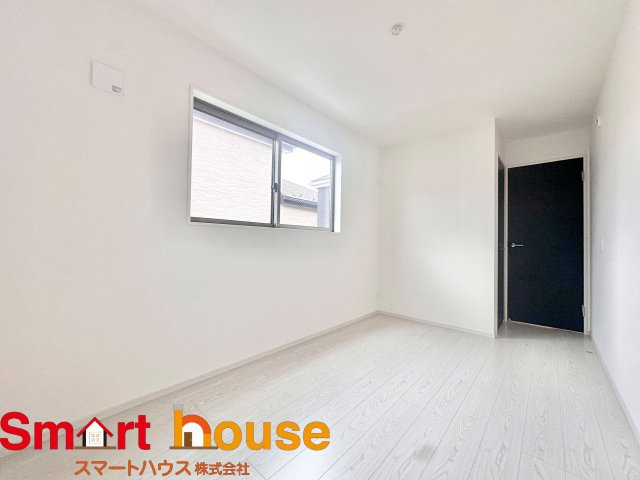 【洋室】 | 相模原市南区相南　新築1棟 | 大きな窓からたっぷりの日差しが降り注ぐ明るい室内です。気持ちの良い朝日を受けて、目覚めの良い健康的な朝を迎えられそうです。 