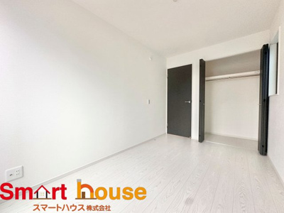 【洋室】 | 相模原市南区相南　新築1棟 | 家族一人ひとりの大切なプライベート空間。趣味に合わせて使って頂けるようシンプルに仕上げてあります。暮らし心地を大きく左右する収納を、適材適所に配置し使い勝手を考慮しました。