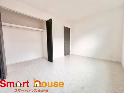 【洋室】 | 相模原市南区相南　新築1棟 | 広々とした居住空間は日々の暮らしを彩り、心のやすらぎと満足感を与えてくれます。通風と採光を考慮した設計は子供たちはのびのび育ち、家族でくつろぎと団らんを生み出します。