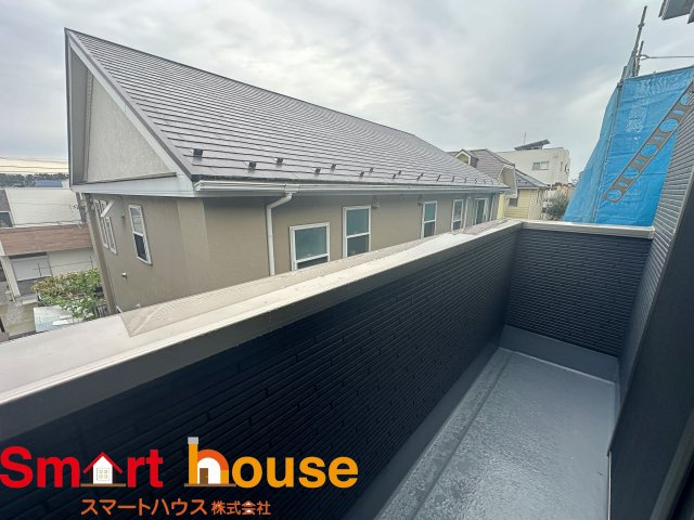 【前面道路含む現地写真】 | 相模原市南区相南　新築1棟 | 陽当りの良いバルコニーは、物干しセットを追加すれば、一度にたくさんのお洗濯物が干せるのが魅力！バルコニーは洗濯物を干すだけの場所じゃなく、家族のゆとりのある時間を演出するプライベート空間。