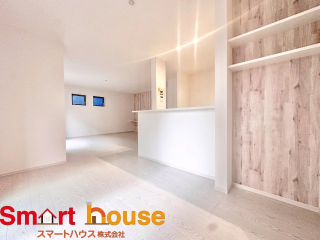 【居間・リビング】 | 相模原市南区相南　新築1棟 | ここにはみんなが集い、食事と楽しい会話が始まる。話に夢中になりすぎて、ついつい時を忘れてしまう。そんな束の間の幸せを感じさせてくれる場所。