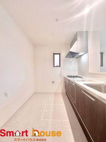 【キッチン】 | 相模原市南区相南　新築1棟 | 幅広いキッチンに冷蔵庫、カップボードなどを設置しても楽々と料理できます！
スペースにゆとりがあると気持ちもいいですね♪