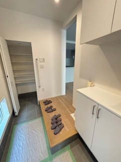 【玄関】 | 佐伯区薬師が丘2丁目　全2区画　NO1【築後未入居】 | シューズボックスが設置されており、家族の靴がスッキリ収納できます☆