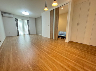 【居間・リビング】 | 佐伯区薬師が丘2丁目　全2区画　NO1【築後未入居】 | 大きな窓が設置された19.75帖リビング☆２面採光のリビング☆対面式のキッチンでリビングが見渡せるので、お子様やご家族の様子が見えて安心です♪