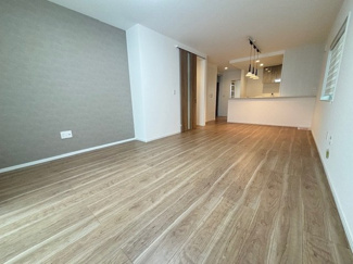 【居間・リビング】 | 佐伯区薬師が丘2丁目　全2区画　NO1【築後未入居】 | 19.75帖リビング☆対面式のキッチンでリビングが見渡せるので、お子様やご家族の様子が見えて安心です♪