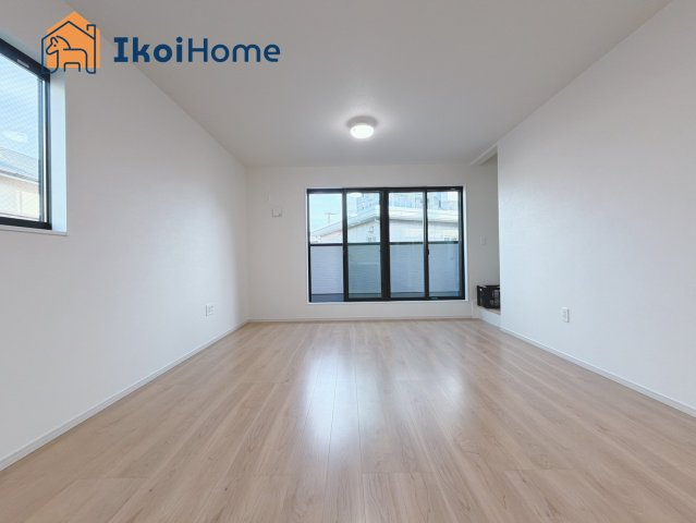 明石市西新町3丁目　全1棟　新築戸建の居間・リビング|【ホームページに現地動画掲載中】●年中無休：当日予約可●LDK16帖になります。2面採光で明るいです。